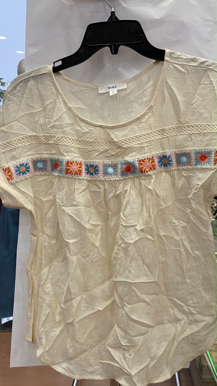Blusa Artesanal Crema con Bordados y Detalles Coloridos