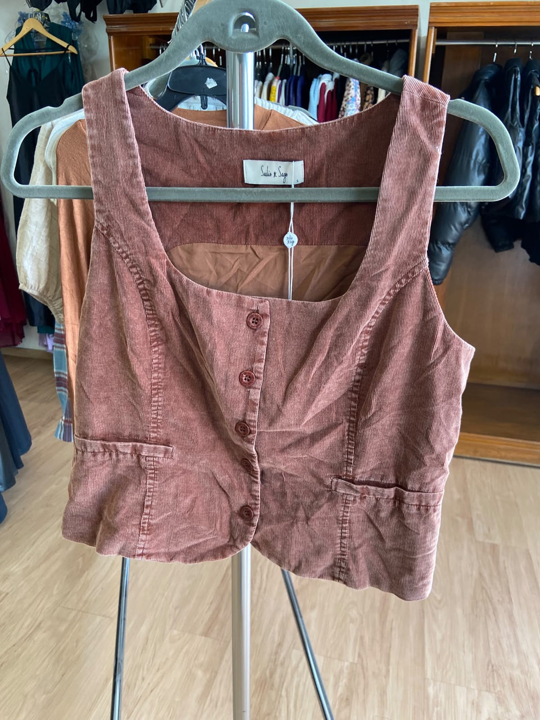 Top Corto Rust Sin Mangas con Botones y Bolsillos - Estilo Boutique