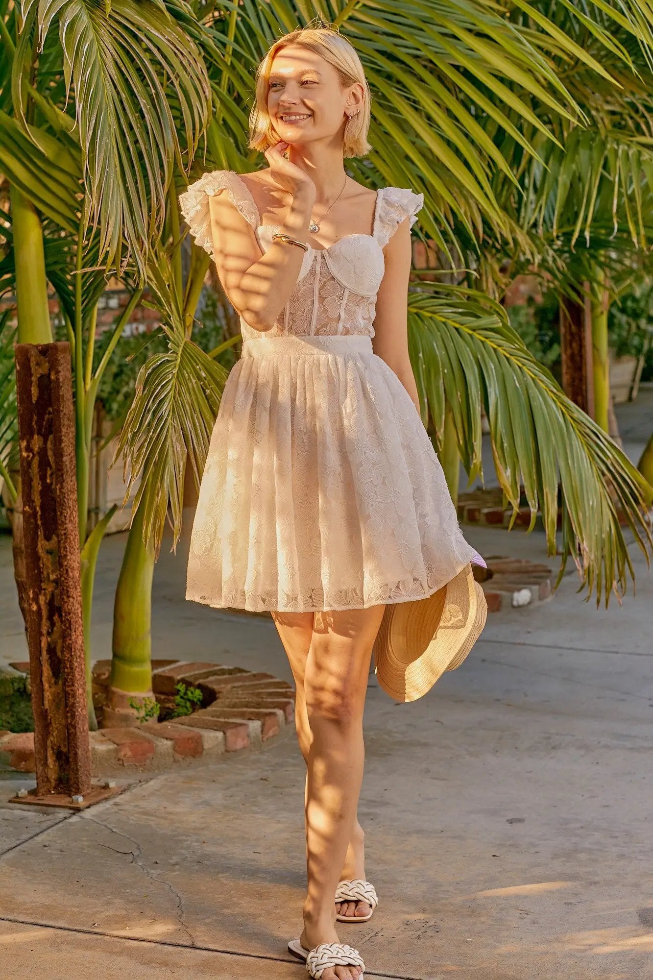 VESTIDO MINI CON COPA DE ENCAJE, VOLANTES EN LOS HOMBROS BLANCO by Yanet Collection