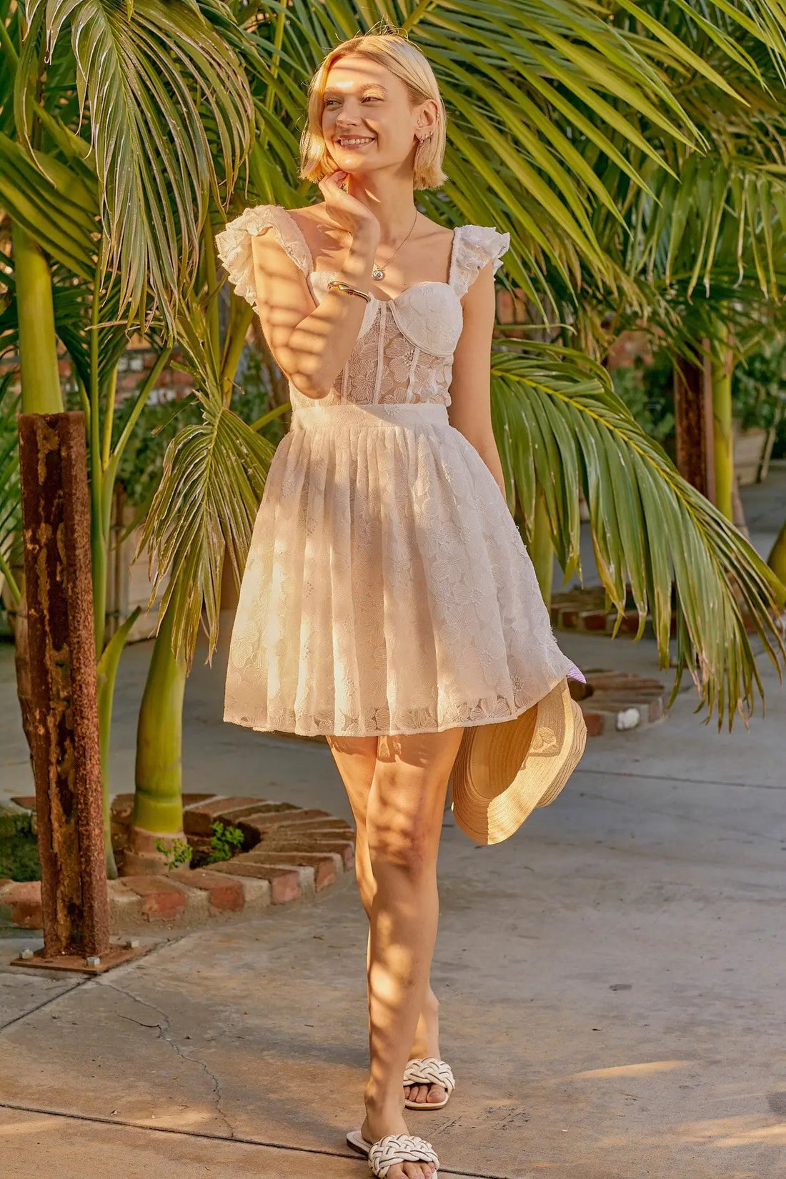 VESTIDO MINI CON COPA DE ENCAJE, VOLANTES EN LOS HOMBROS BLANCO by Yanet Collection