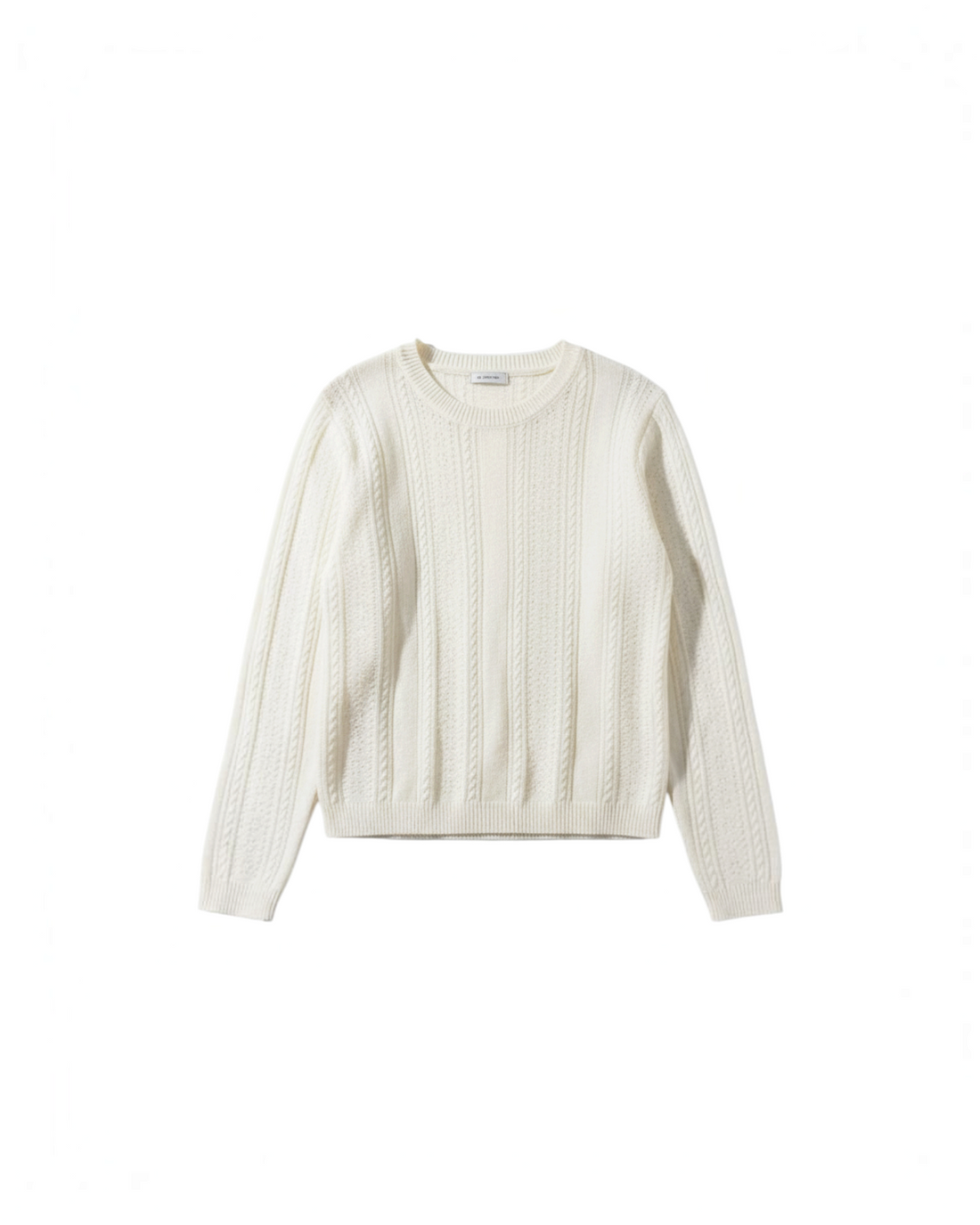 Suéter corto Yanet Collective en color crema con tejido de punto trenzado, cuello redondo y mangas largas.