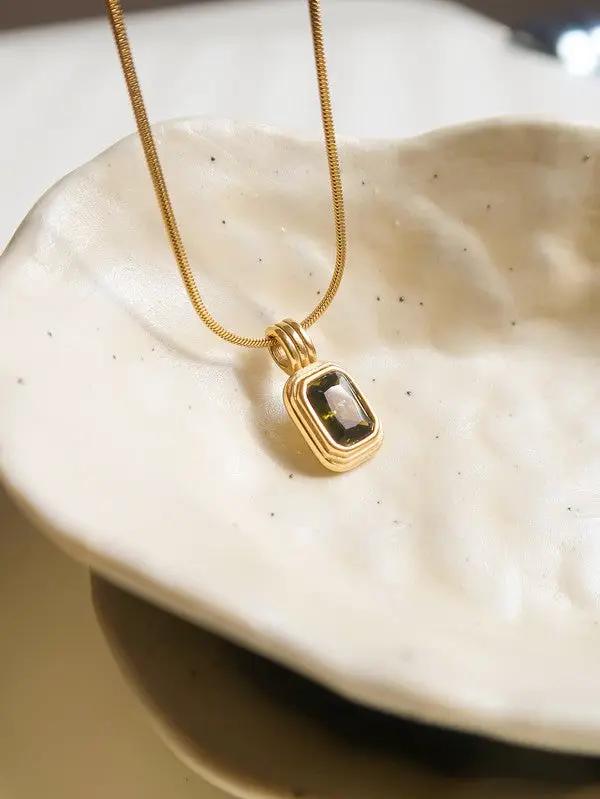 Colgante Cuadrado Negro Con Piedra Negra Y Zirconia Cúbica Baño de Oro 18K En Acero Inoxidable Edición Limitada by Yanet Collective
