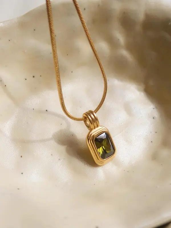 Colgante Cuadrado Negro Con Piedra Negra Y Zirconia Cúbica Baño de Oro 18K En Acero Inoxidable Edición Limitada by Yanet Collective