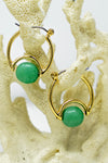 PENDIENTES HUGGIE ARO CON PIEDRA çGATA VERDE