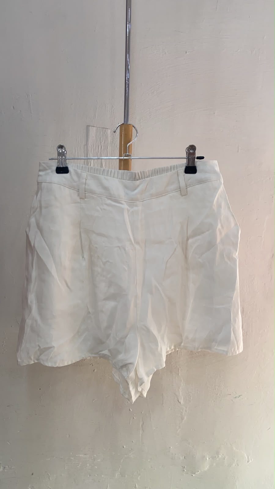 White High-Waist Pleated Shorts with Side Pockets