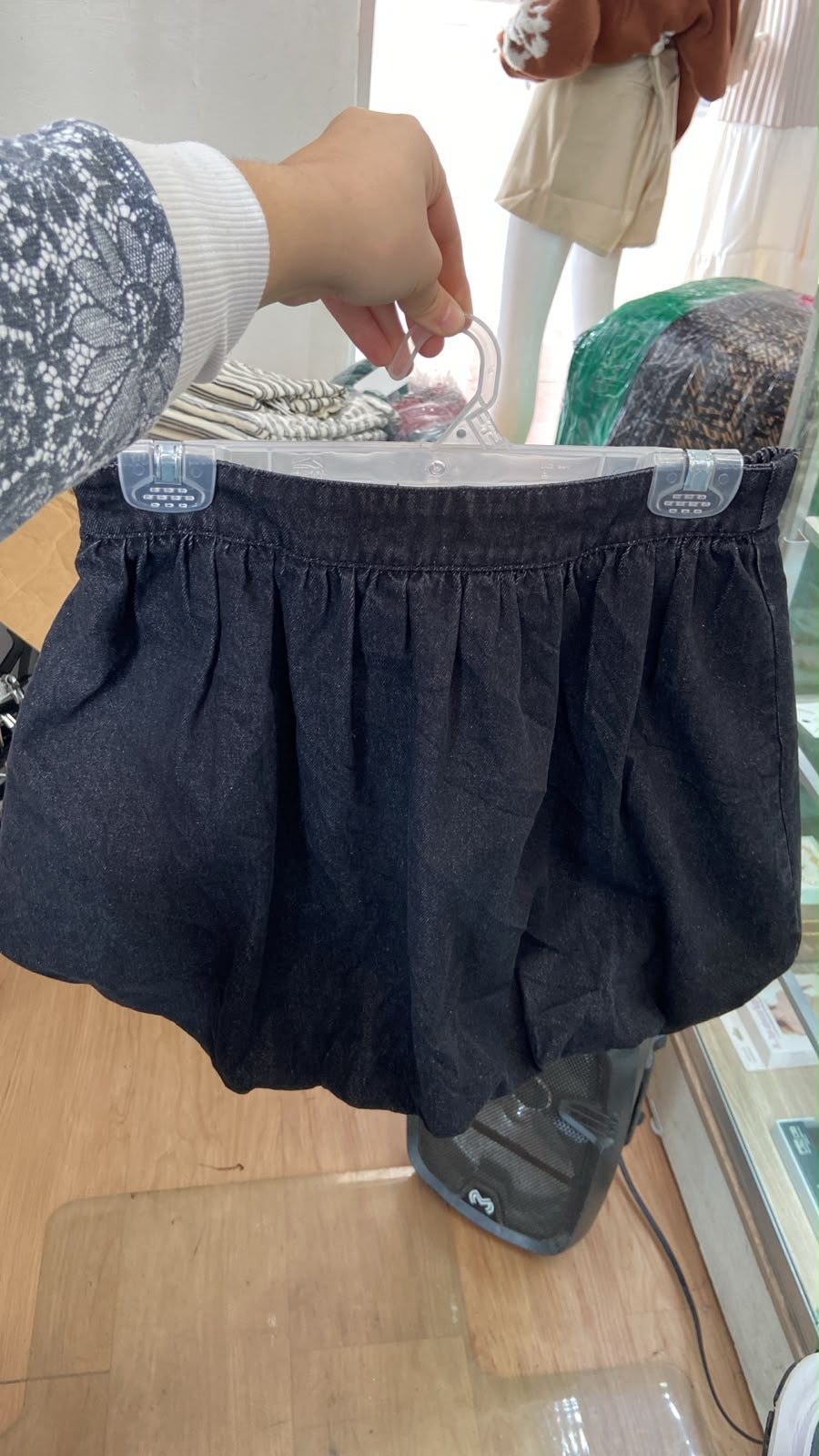 Minifalda Negra Drapeada con Cintura Elástica - Estilo Boutique