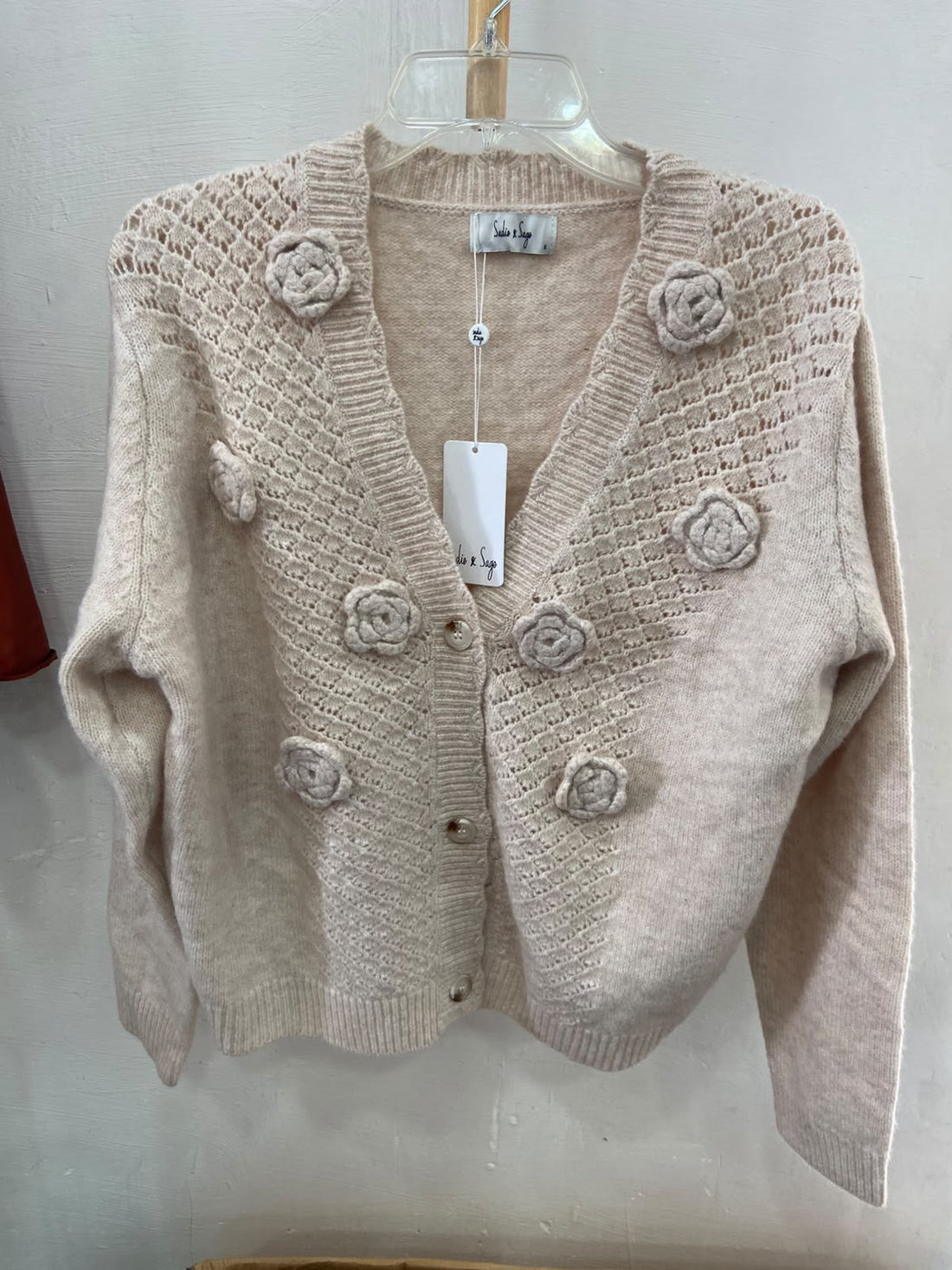 Cárdigan de Punto Beige con Detalles Florales | Estilo Boutique