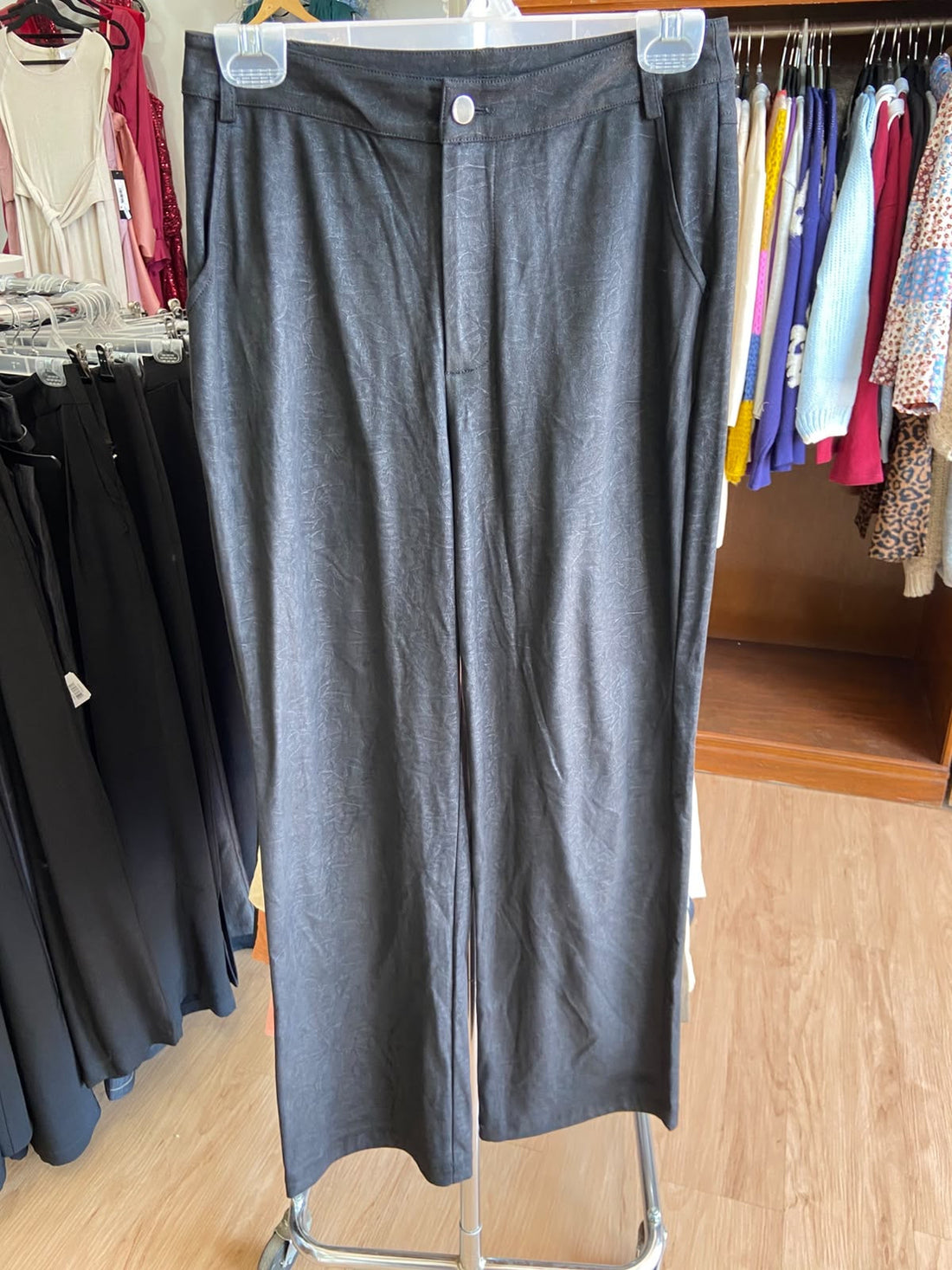 Pantalones Rectos Negros con Detalle de Botones - Estilo Boutique