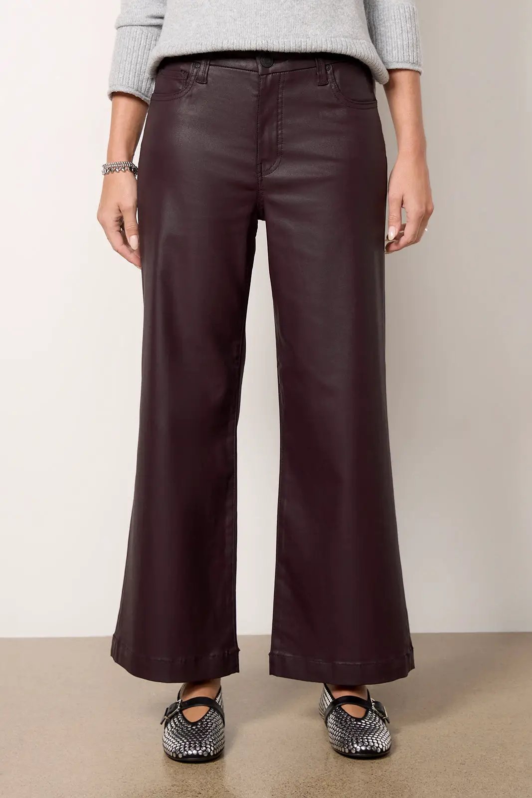 Pantalón Vinipiel Burgundy Oscuro Pierna Ancha by Yanet Collective