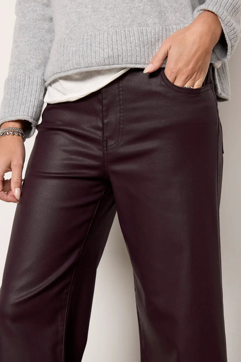 Pantalón Vinipiel Burgundy Oscuro Pierna Ancha by Yanet Collective