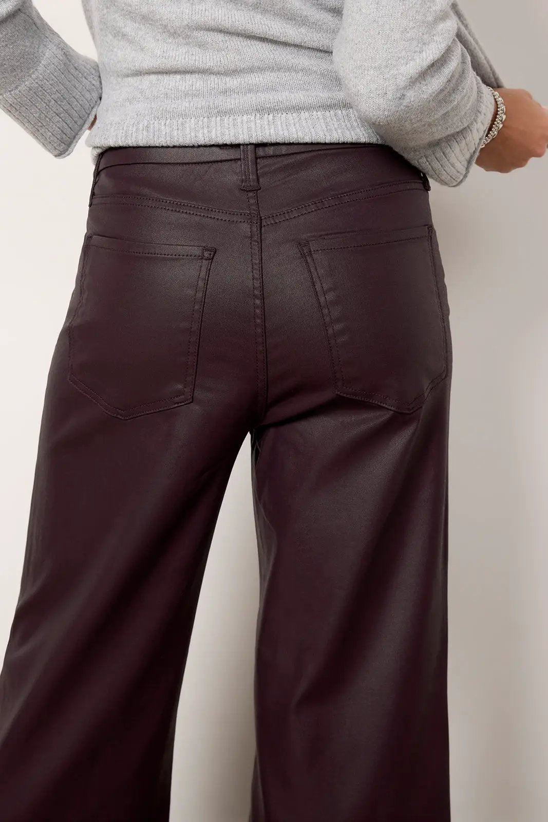 Pantalón Vinipiel Burgundy Oscuro Pierna Ancha by Yanet Collective