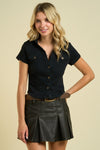 Blusa denim negra tipo crop top con botones para mujer