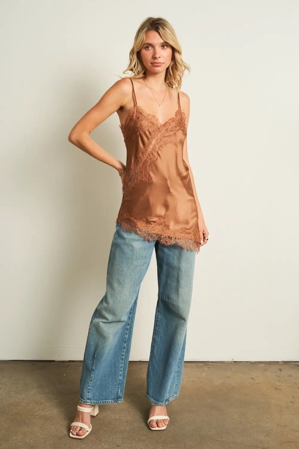ANWND Camisola de satén color café con tirantes de espagueti y detalle de encaje - TOP DE TIRANTES DE SATIN CON ENCAJE