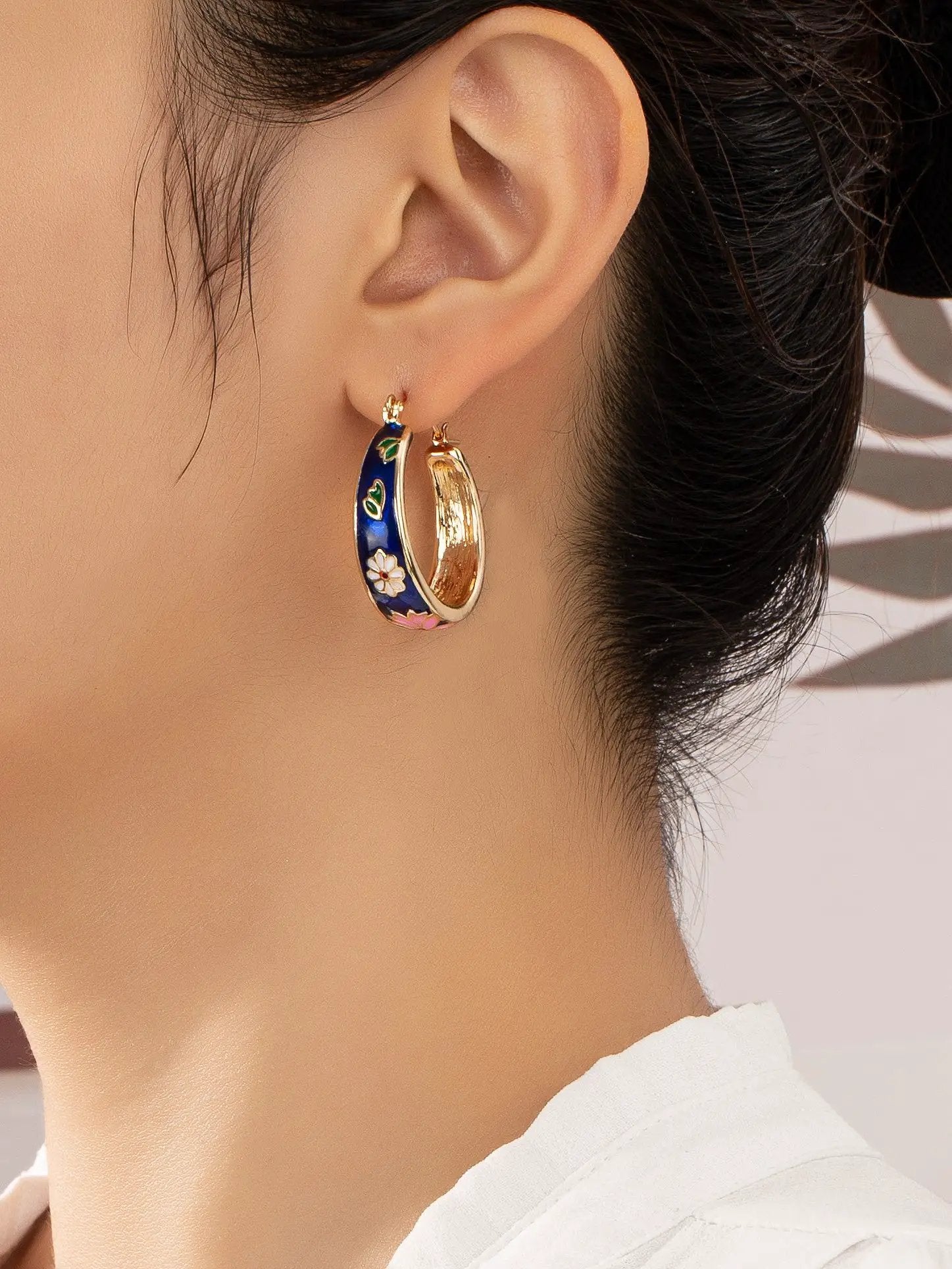Pendientes de Aro con Flores de Cloisonné: Elegancia Floral Exquisita by Yanet Collective