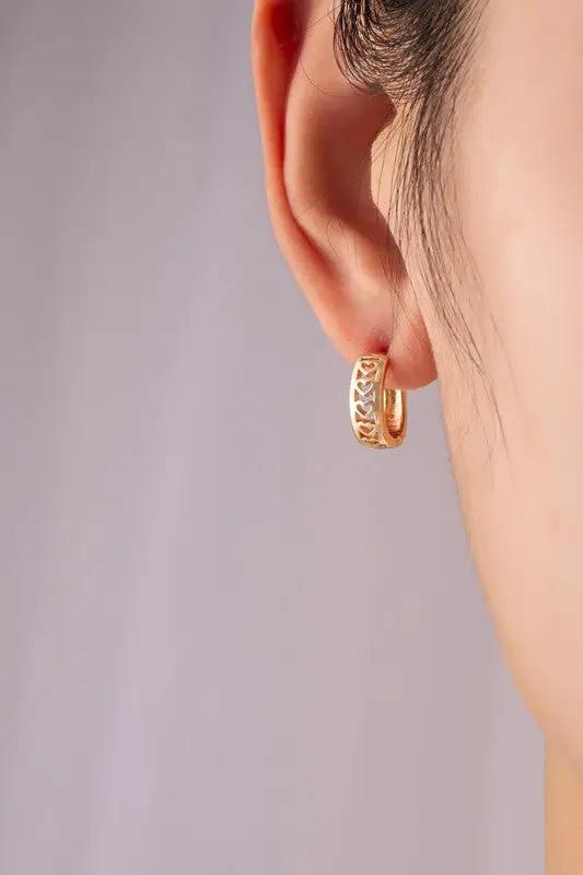 Pendientes tipo argolla con forma de coraz—n recortado y bisagra by Yanet Collection