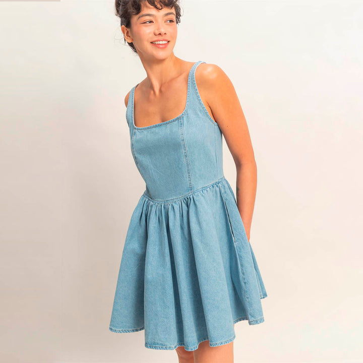 Vestido Corto de Mezclilla: Estilo Boutique con Escote Cuadrado y Falda Acampanada