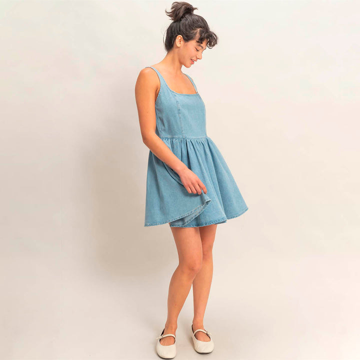 Vestido Corto de Mezclilla: Estilo Boutique con Escote Cuadrado y Falda Acampanada