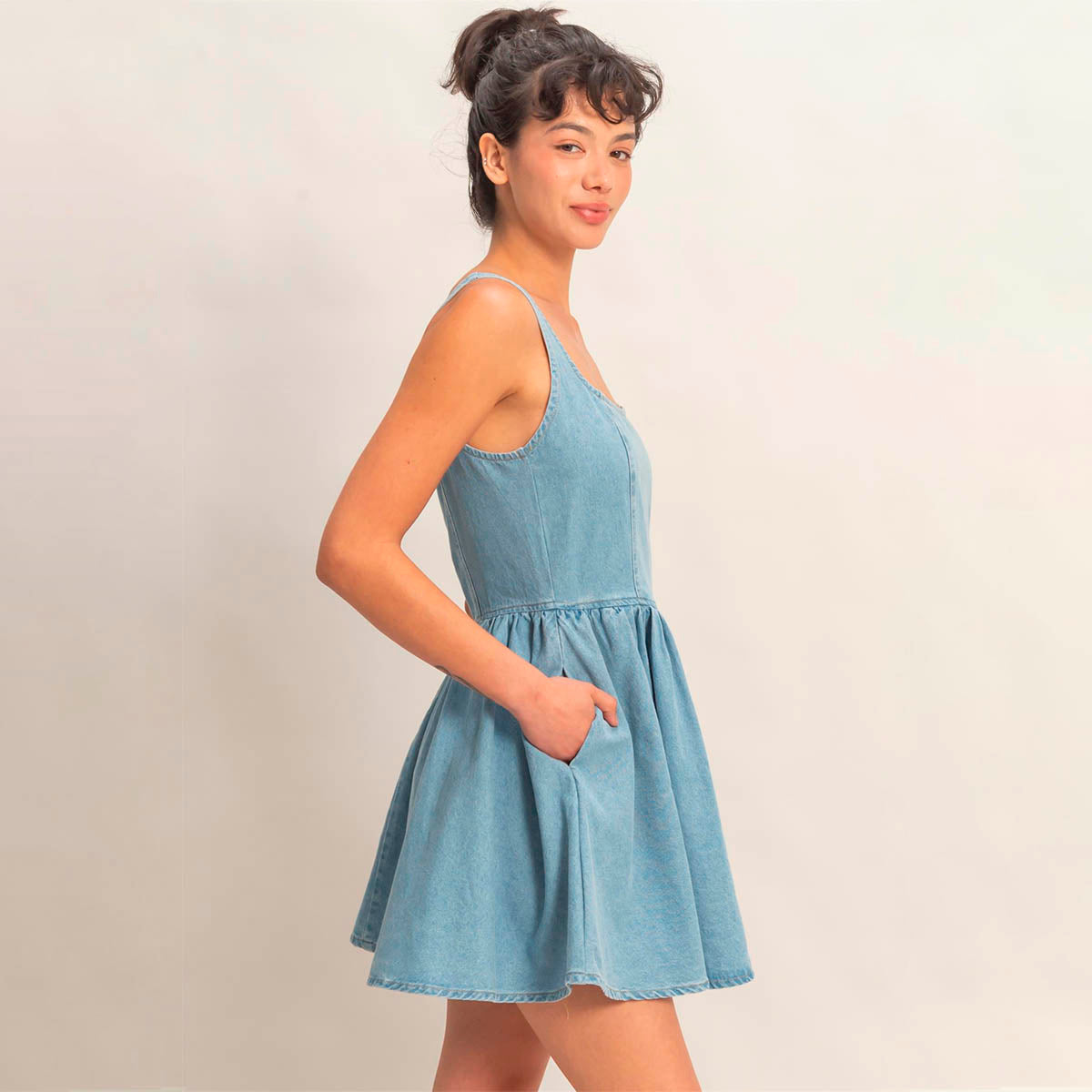 Vestido Corto de Mezclilla: Estilo Boutique con Escote Cuadrado y Falda Acampanada