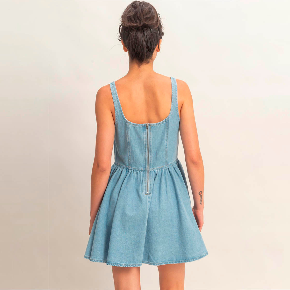 Vestido Corto de Mezclilla: Estilo Boutique con Escote Cuadrado y Falda Acampanada