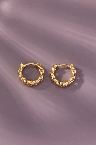 Aretes Aro Mini Cadena Dorada 10mm - Elegancia y Comodidad