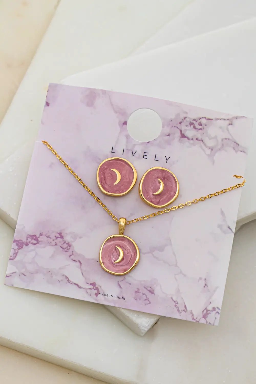 Elegante Set de Collar y Pendientes de Media Luna: Diseño Exclusivo by Yanet Collective