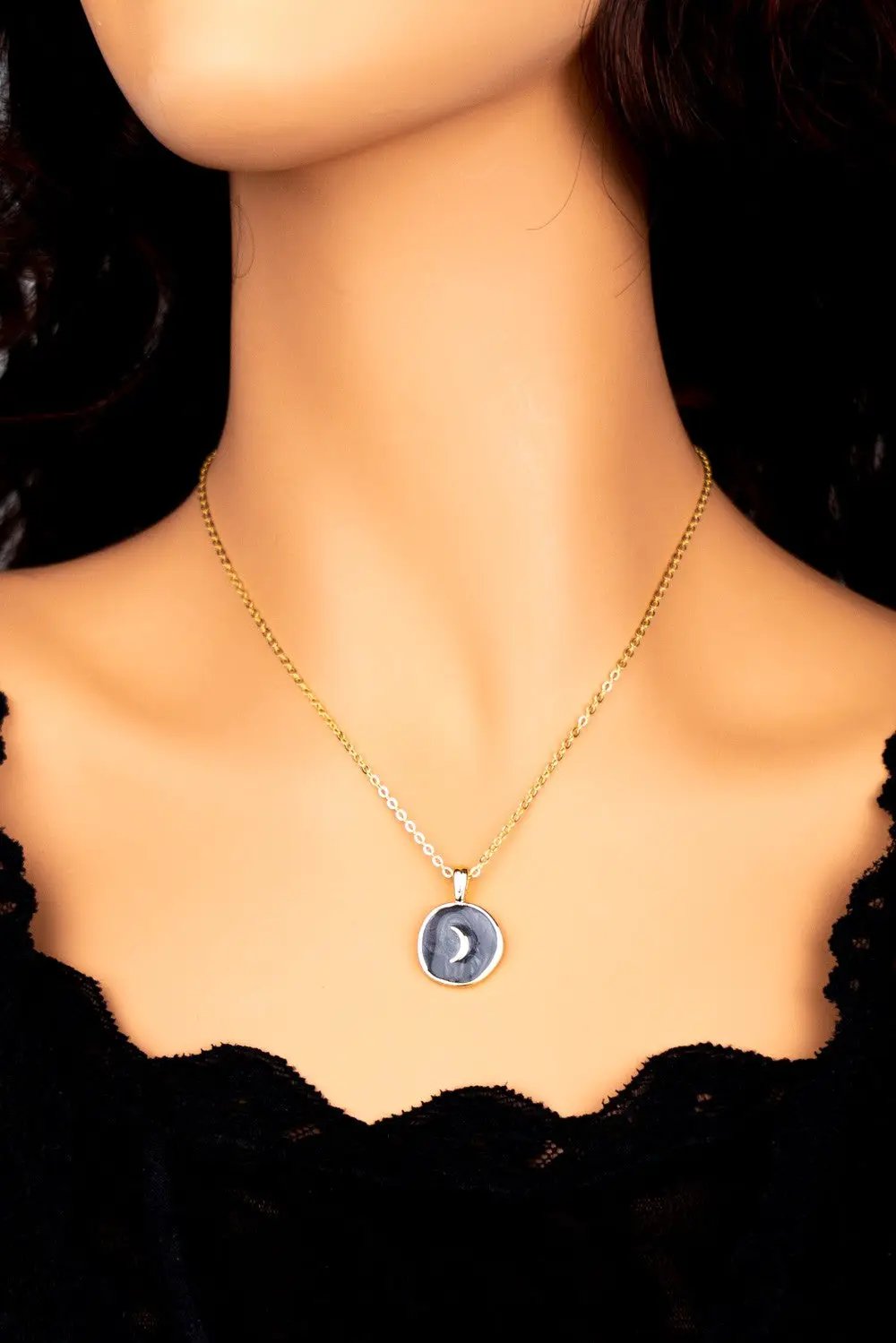 Elegante Set de Collar y Pendientes de Media Luna: Diseño Exclusivo by Yanet Collective