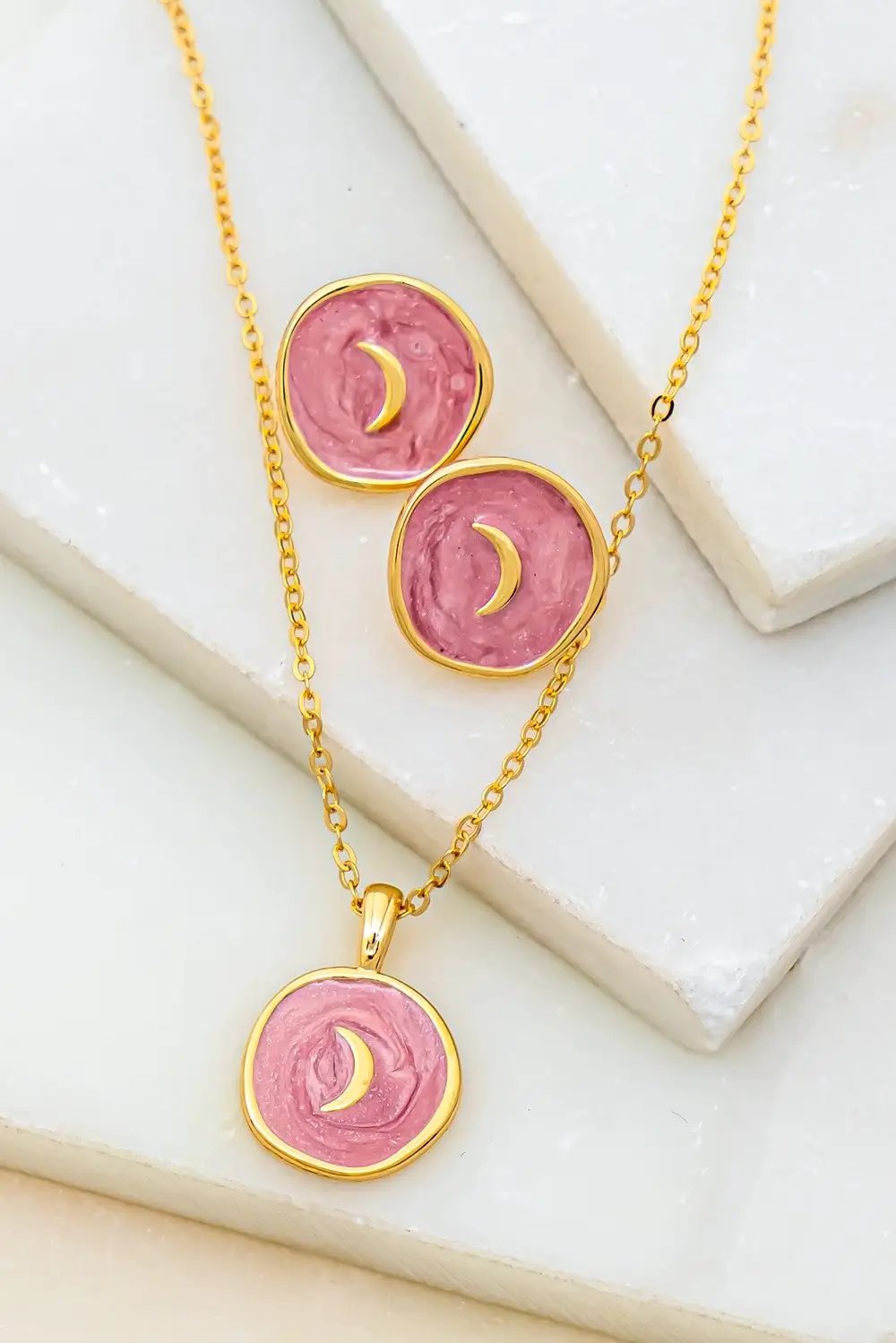Elegante Set de Collar y Pendientes de Media Luna: Diseño Exclusivo by Yanet Collective