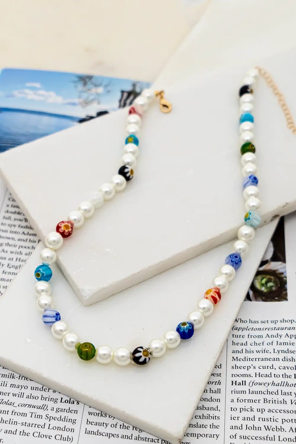 Collar de Perlas con Cuentas de Vidrio Glaseado Estacionadas: Elegancia y Color by Yanet Collective