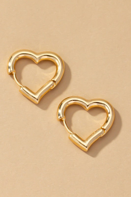 Pendientes de Aro Huggie en Forma de Corazón - Elegancia Boutique en Oro