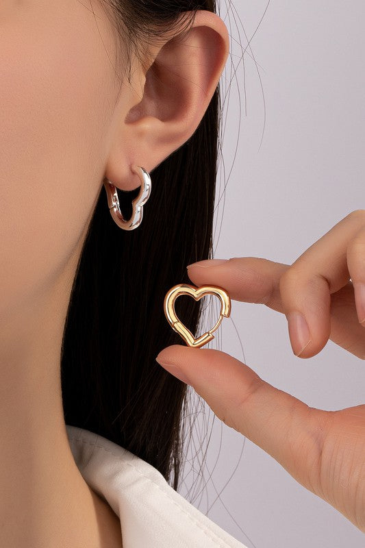 Pendientes de Aro Huggie en Forma de Corazón - Elegancia Boutique en Oro