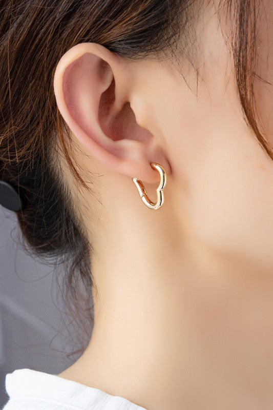 Pendientes de Aro Huggie en Forma de Corazón - Elegancia Boutique en Oro