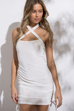 Vestido mini ajustado de terciopelo con cuello halter cruzado y fruncido lateral Pd12595
