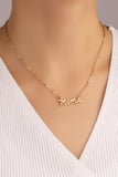 Collar con Colgante "Mamá" de Latón Cepillado - Elegancia en Cada Detalle