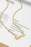 Collar con Colgante "Mamá" en Latón Cepillado - Elegancia Maternal