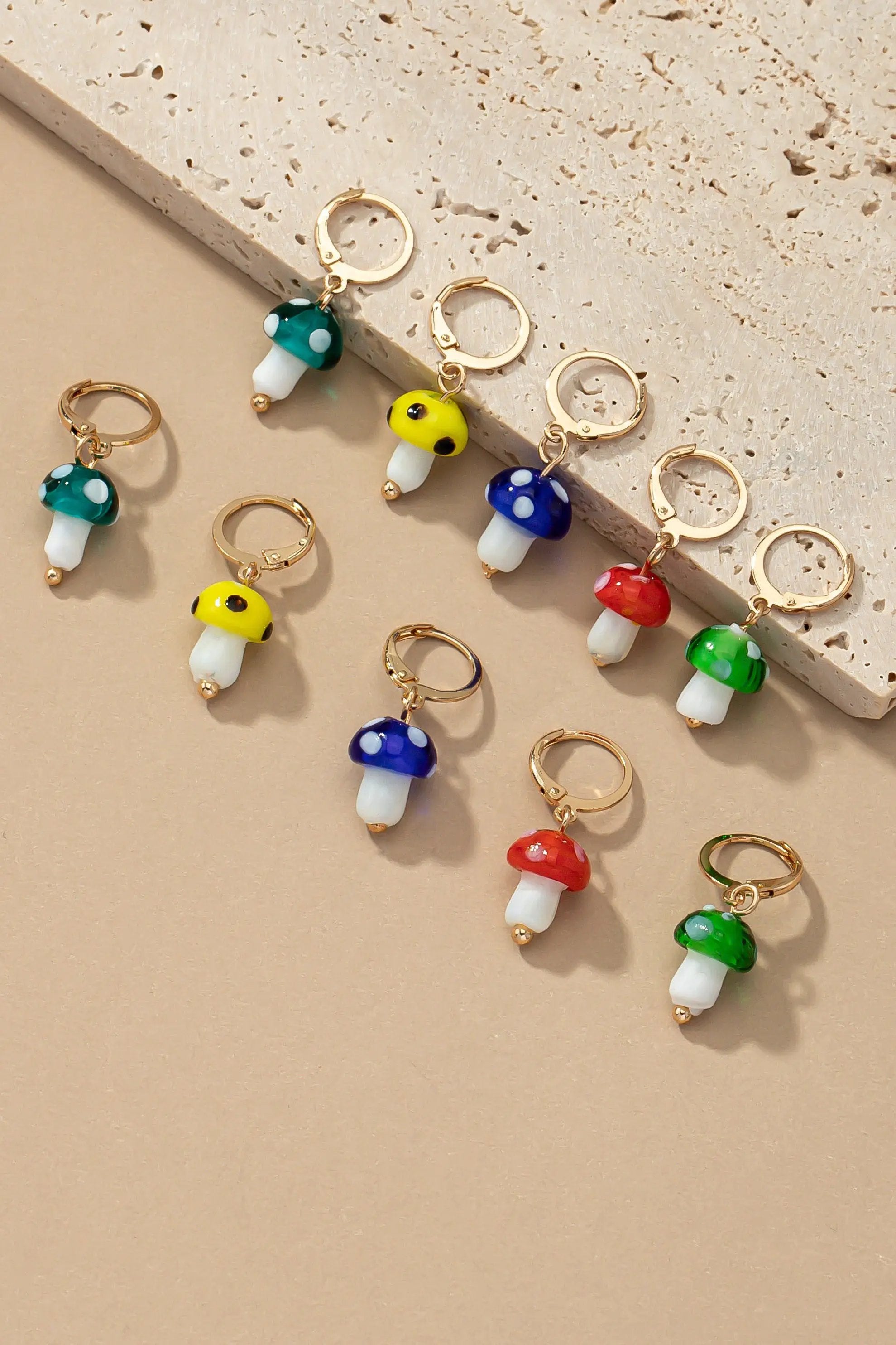 Pendientes de aro colgantes Mini con forma de hongo de vidrio by Yanet Collective
