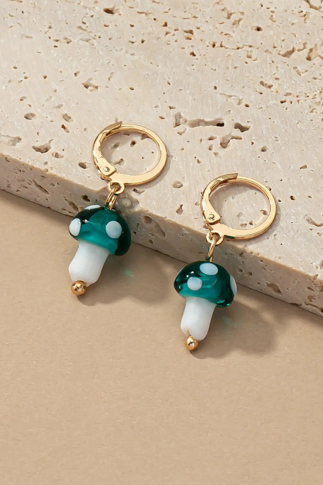 Pendientes de aro colgantes Mini con forma de hongo de vidrio by Yanet Collective