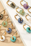 Pendientes de Aro Huggie con Piedras Semipreciosas - Elegancia Natural