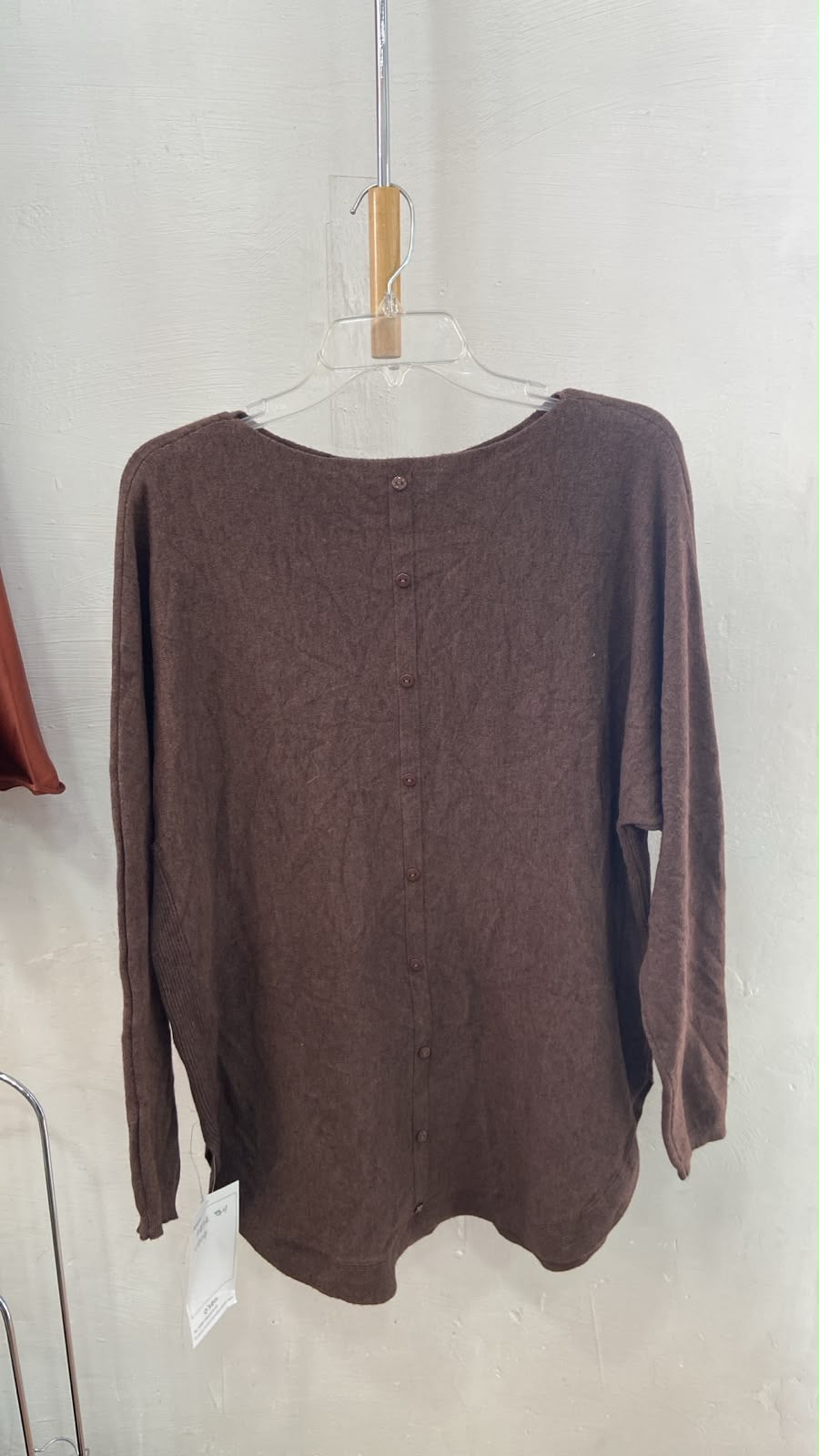 Blusa Boutique de Manga Larga con Botones en la Espalda - Tono Marrón