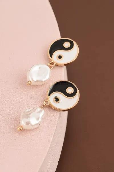 Pendientes colgantes de perla Ying Yang by Yanet Collective