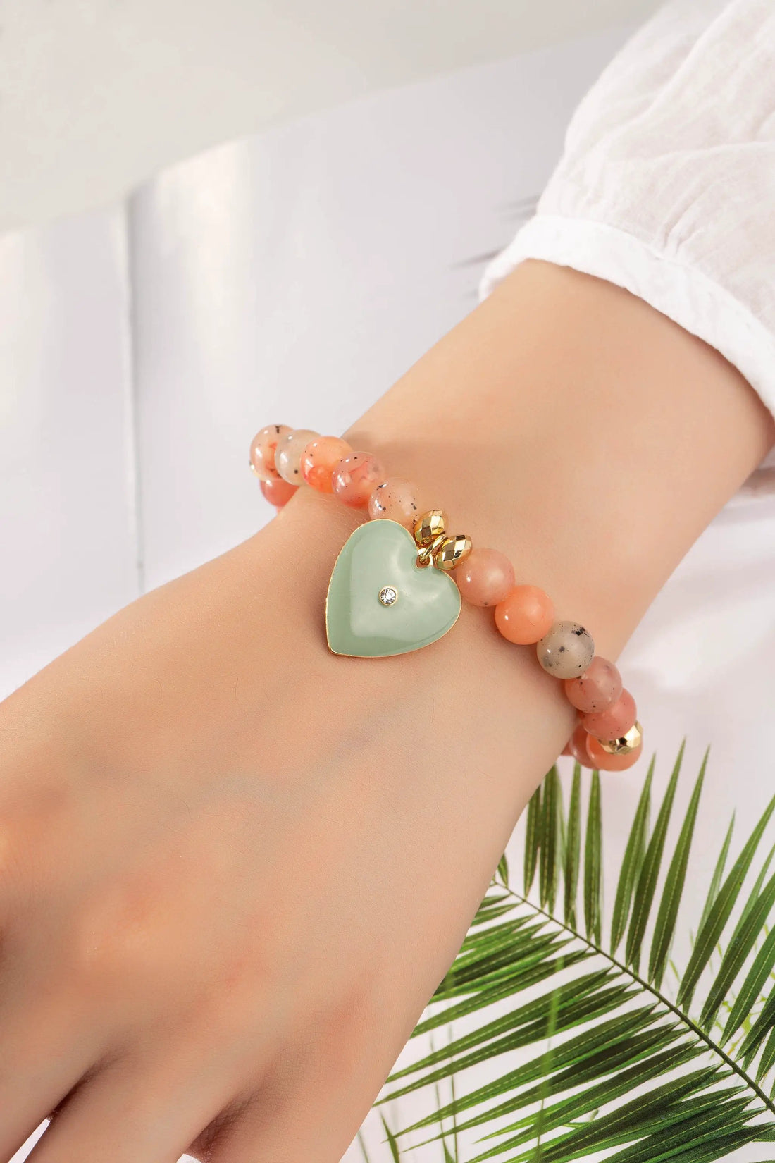 Pulsera Elástica de Cuentas con Dije de Corazón - Elegancia y Estilo by Yanet Collective