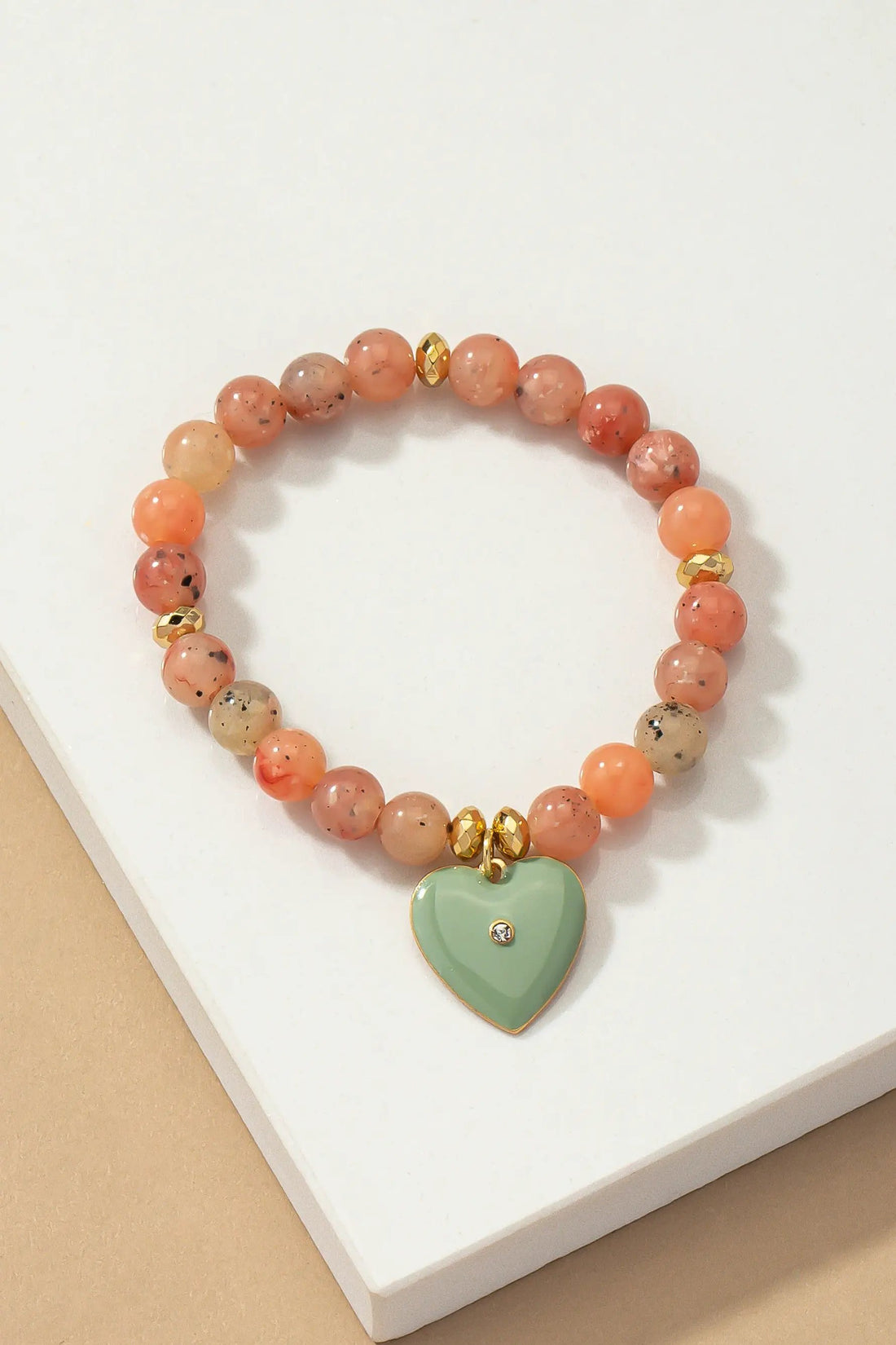 Pulsera Elástica de Cuentas con Dije de Corazón - Elegancia y Estilo by Yanet Collective