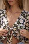 Blusa Crop Top Manga Larga con Nudo Frontal  Volantes Negro Floral