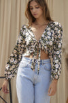 Blusa Crop Top Manga Larga con Nudo Frontal  Volantes Negro Floral