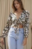 Blusa Crop Top Manga Larga con Nudo Frontal  Volantes Negro Floral