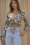 Blusa Crop Top Manga Larga con Nudo Frontal  Volantes Negro Floral