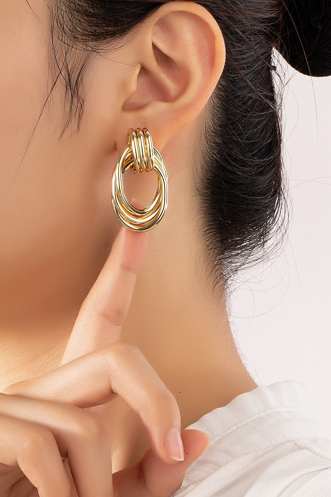 Set de Aretes Elegantes: Nudo y Aro en Tono Plata | Joyería Boutique Exclusiva