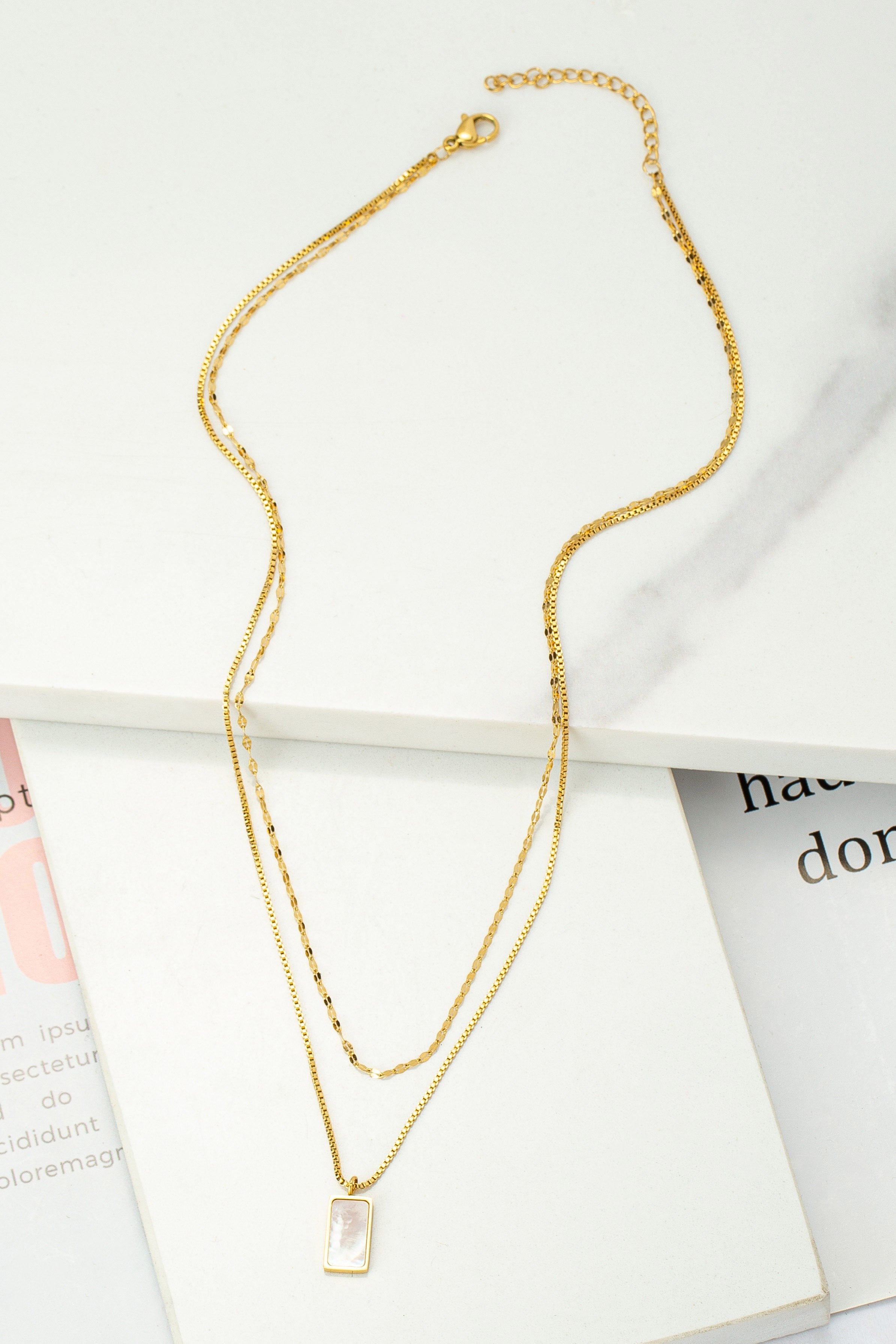 Collar de Cadena con Dije de Nácar - Elegancia Artesanal en Oro