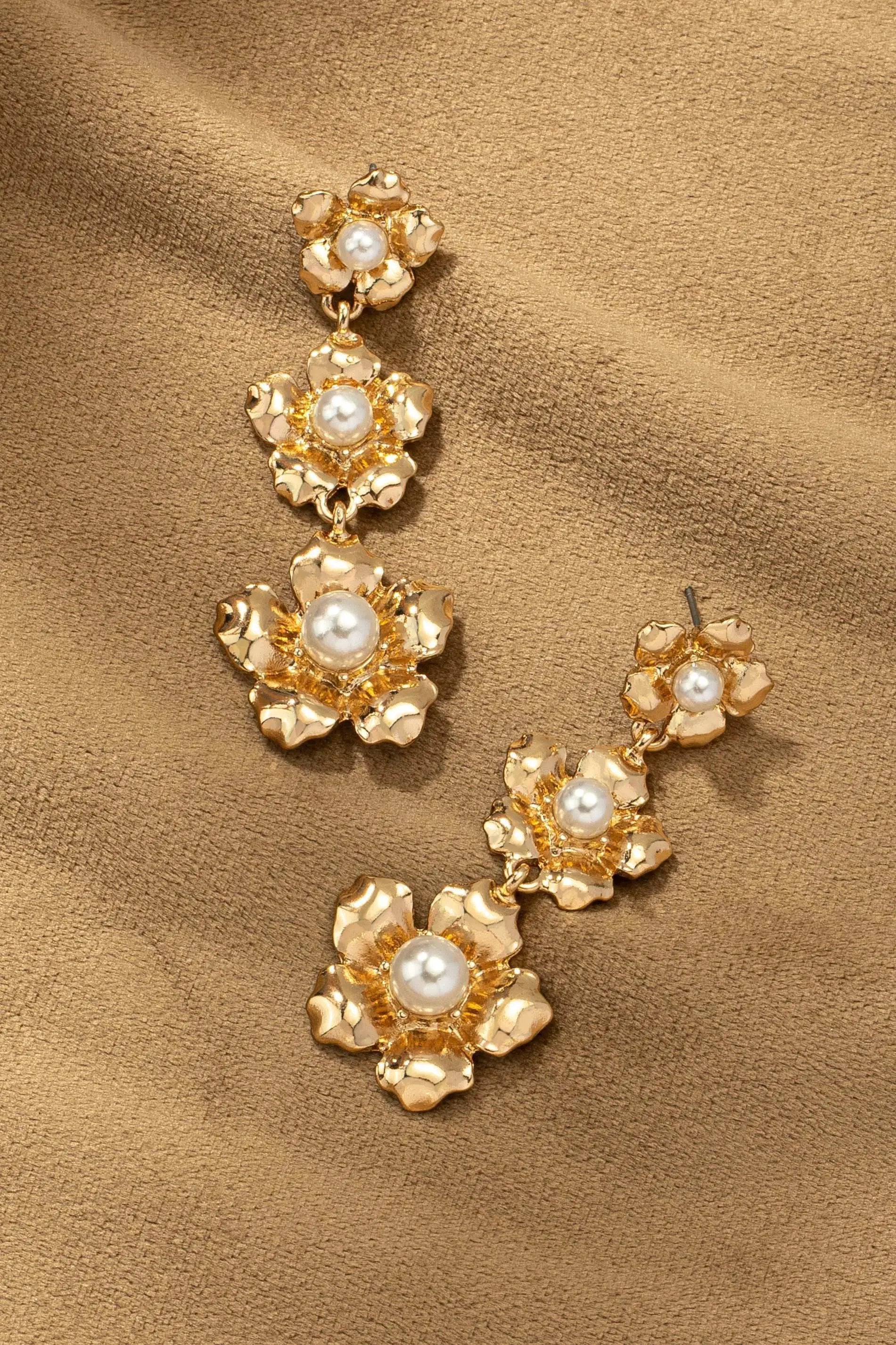 Pendientes colgantes con tres flores de tama–o graduado by Yanet Collection