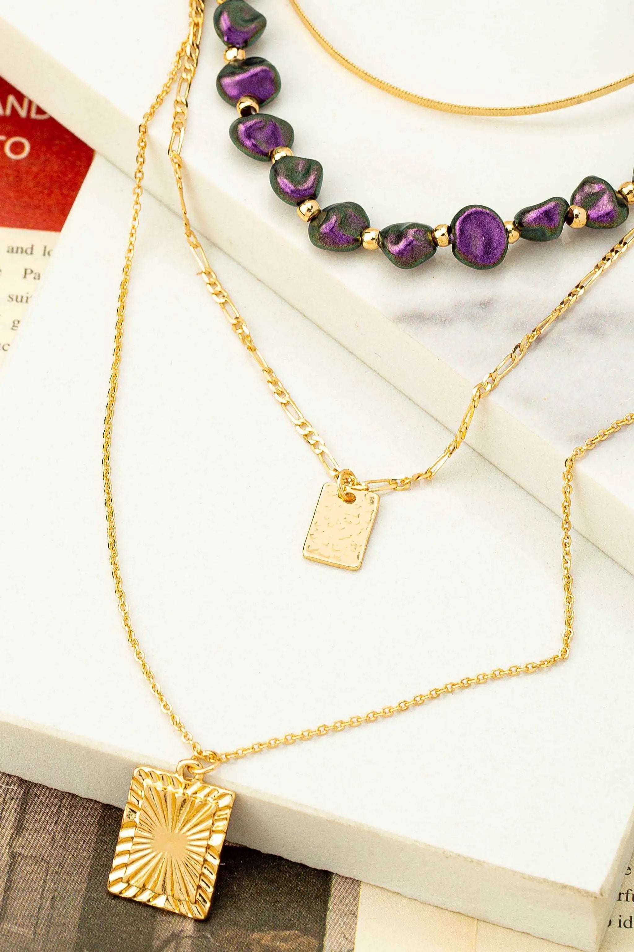 CADENA MIXTA DE 4 HILAS CON COLGANTES DE PERLAS Y ETIQUETAS by Yanet Collection