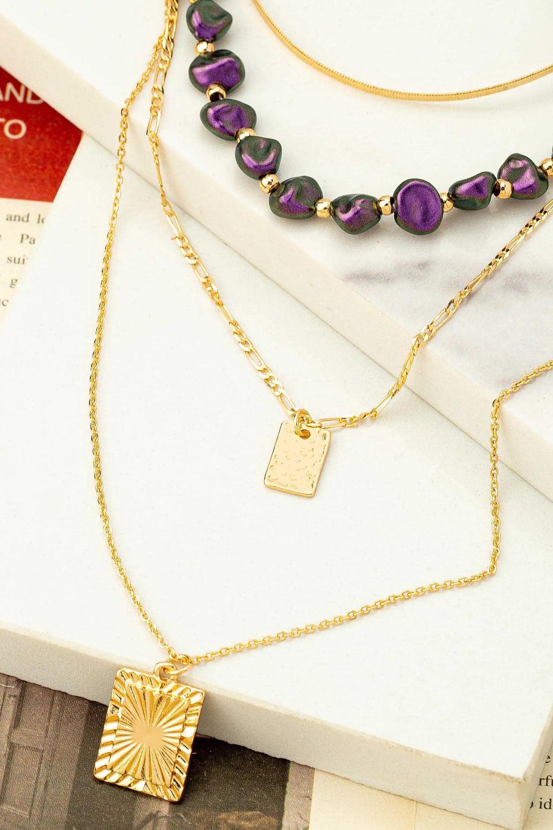CADENA MIXTA DE 4 HILAS CON COLGANTES DE PERLAS Y ETIQUETAS by Yanet Collection